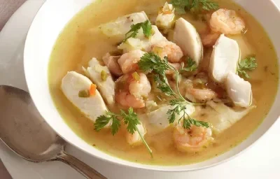 Sopa de pescado estilo thai Sopa de pescado estilo thai