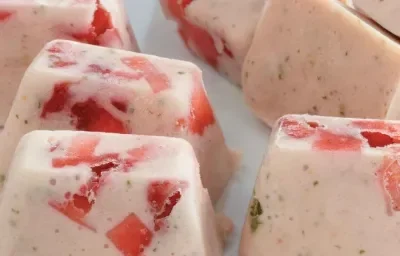 CUBITOS HELADOS DE FRESA Y MENTA CUBITOS HELADOS DE FRESA Y MENTA