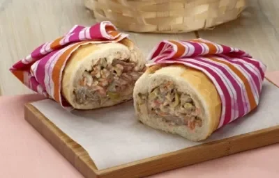 Sándwich de carne desmechada y pan francés Sándwich de carne desmechada y pan francés