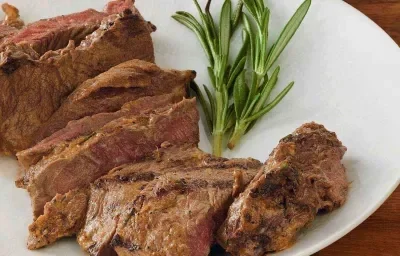 Carne de res con mostaza sobre puré de coliflor