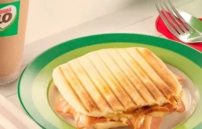 PANINI DE JAMÓN CON CEBOLLA ACOMPAÑADO CON MILO® FRIO PANINI DE JAMÓN CON CEBOLLA ACOMPAÑADO CON MILO® FRIO