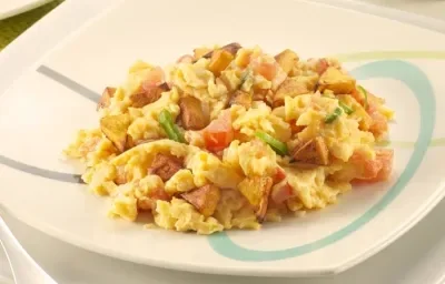 HUEVOS AL HOGAO CON CHIPS DE PLÁTANO HUEVOS AL HOGAO CON CHIPS DE PLÁTANO