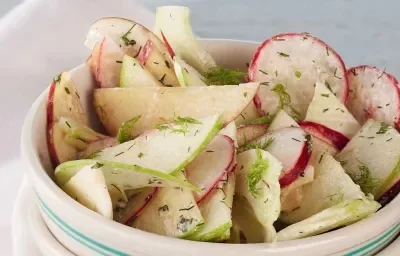 ENSALADA DE MANZANA Y RÁBANOS CON SALSA CREMOSA ENSALADA DE MANZANA Y RÁBANOS CON SALSA CREMOSA