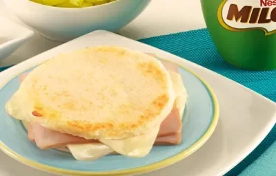 AREPA PAISA CON JAMÓN Y QUESO ACOMPAÑADA CON MILO® CALIENTE AREPA PAISA CON JAMÓN Y QUESO ACOMPAÑADA CON MILO® CALIENTE