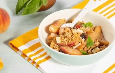 Crumble de duraznos y albahaca fresca