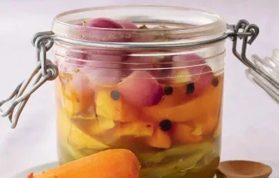ENCURTIDO DE ZANAHORIAS, HABICHUELAS Y CEBOLLITAS ENCURTIDO DE ZANAHORIAS, HABICHUELAS Y CEBOLLITAS
