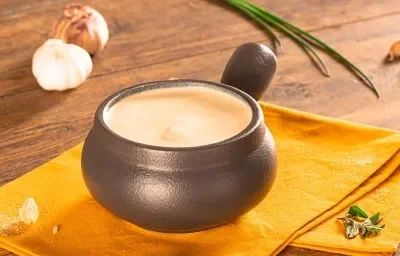 Crema de pollo con trozos de pan