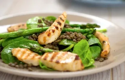Ensalada NUTREN® Senior con trozos de pollo y lentejas crocantes Ensalada NUTREN® Senior con trozos de pollo y lentejas crocantes