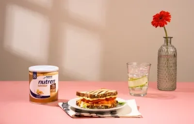 Sándwich NUTREN® Senior con vegetales y jamón de pollo1