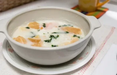 Changua colombiana con leche descremada, huevo pochado, pan integral y cilantro, fortificada con NUTREN® Senior sin sabor