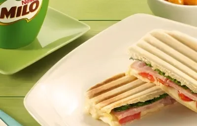 PANINI DE JAMÓN Y ALBAHACA PANINI DE JAMÓN Y ALBAHACA