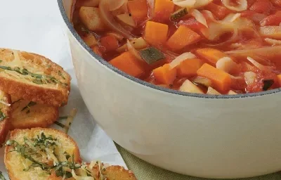 SOPA MINESTRONE CON CROUTONES DE AJO SOPA MINESTRONE CON CROUTONES DE AJO