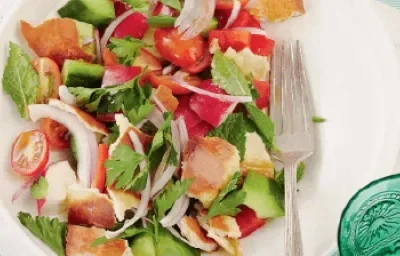 ENSALADA DE TOMATE, PEPINO, PIMENTÓN Y PAN FRITO ENSALADA DE TOMATE, PEPINO, PIMENTÓN Y PAN FRITO