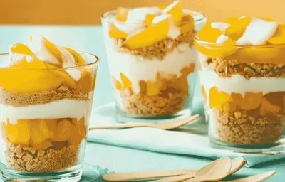Vasitos de crema, durazno y galleta Vasitos de crema, durazno y galleta