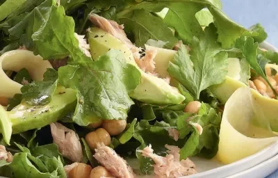 ENSALADA DE RÚGULA, AGUACATE, ATÚN Y GARBANZOS