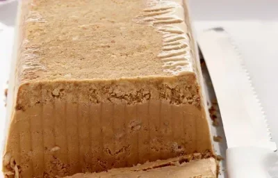 TORTA HELADA DE CAFÉ CON LECHE Y ALMENDRAS TORTA HELADA DE CAFÉ CON LECHE Y ALMENDRAS