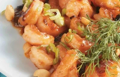 Camarones con salsa de tamarindo y maní Camarones con salsa de tamarindo y maní