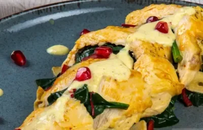 Filete de pechuga de pavo rellena de carpaccio de pera Filete de pechuga de pavo rellena de carpaccio de pera