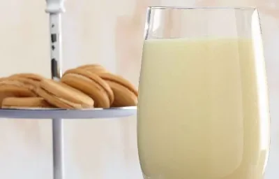 BATIDO DE PIÑA Y LECHE DE COCO BATIDO DE PIÑA Y LECHE DE COCO