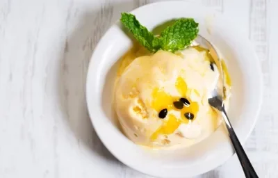 Helado NUTREN® Senior con salsa de maracuyá Helado NUTREN® Senior con salsa de maracuyá