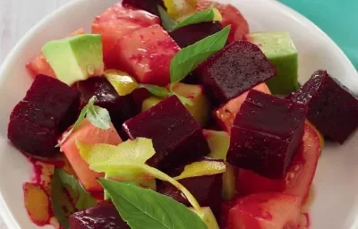 ENSALADA DE REMOLACHA, TOMATES, AGUACATE Y ALBAHACA