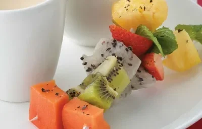 PINCHOS DE FRUTA CON SALSA DE CHOCOLATE BLANCO PINCHOS DE FRUTA CON SALSA DE CHOCOLATE BLANCO