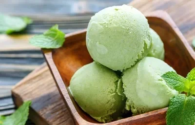 Receta fácil y rápida de helado de yerbabuena con salsa de naranja Receta fácil y rápida de helado de yerbabuena con salsa de naranja