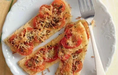 TIRAS DE AREPA GRATINADAS CON TOMATE Y ORÉGANO