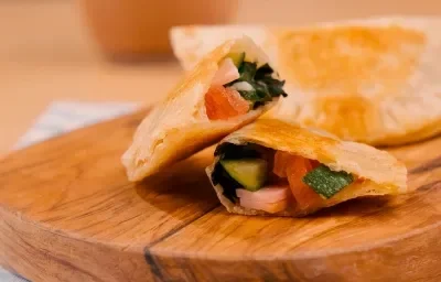 Empanadas rellenas de queso, jamón y vegetales