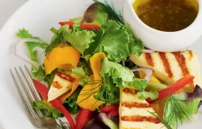 ENSALADA DE LECHUGAS, QUESO ASADO Y MANGO ENSALADA DE LECHUGAS, QUESO ASADO Y MANGO