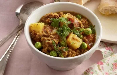 CURRY DE CARNE MOLIDA CON PAPAS Y ARVEJAS