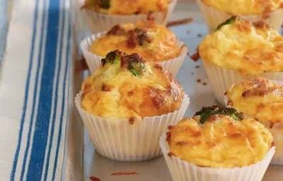 MINIQUICHES CON BROCOLI, PAPA Y QUESO