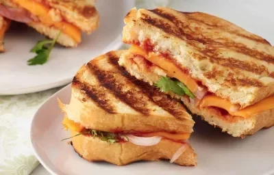 SANDWICHITOS DE QUESO CON PASTA DE TOMATES PICANTES SANDWICHITOS DE QUESO CON PASTA DE TOMATES PICANTES