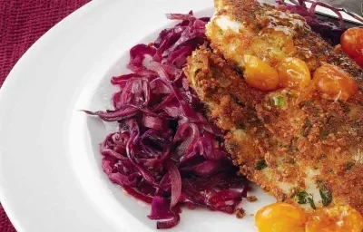 Pescado apanado con salsa de uchuva y repollo morado Pescado apanado con salsa de uchuva y repollo morado