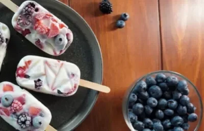 Paletas caseras de frutos rojos y vainilla con trozos de fresa, arándanos y chocolate oscuro NUTREN® Senior vainilla. 