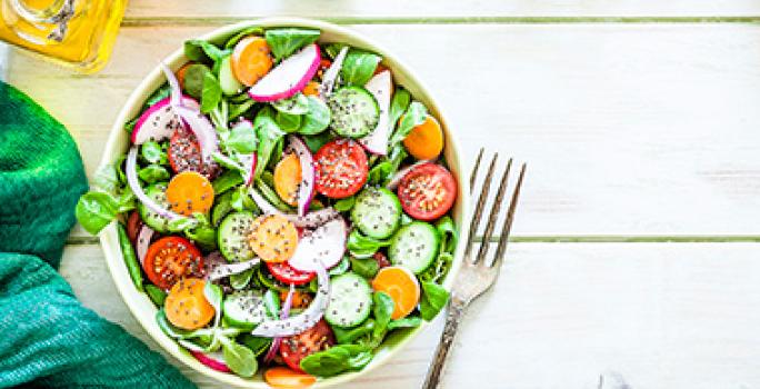 Los alimentos frescos son característicos en las ensaladas de la comida mediterránea. Ensalada preparada con verduras frescas, algo típico de la comida mediterránea.