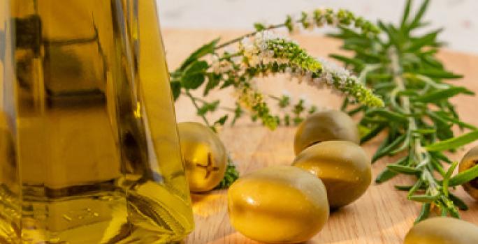 Aceite de oliva y aceitunas, fundamentales en la comida mediterránea. Aceite de oliva y aceitunas, fundamentales en la comida mediterránea.