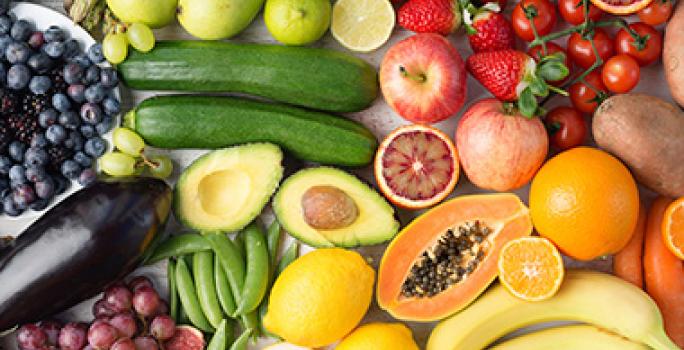 Frutas y verduras fuentes de vitaminas en alimentación balanceada Frutas y verduras fuentes de vitaminas en alimentación balanceada