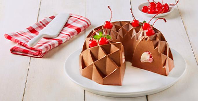 Gelatina de chocolate decorada con cerezas marrasquino Gelatina de chocolate decorada con cerezas marrasquino