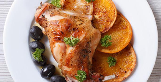 Plato con proteína y rodajas de naranja alimentación balanceada Plato con proteína y rodajas de naranja alimentación balanceada