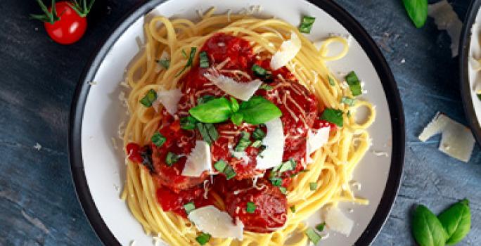 Espagueti con salsa pomodoro, queso rallado y hierbas aromáticas. Espagueti con salsa pomodoro, queso rallado y hierbas aromáticas.
