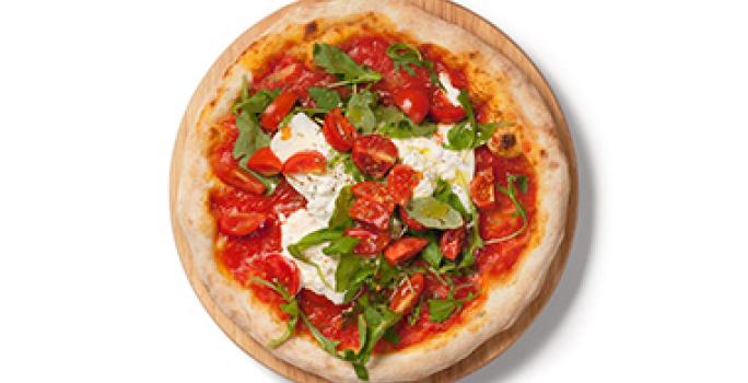 Pizza de queso y albahaca con salsa pomodoro. Pizza de queso y albahaca con salsa pomodoro.