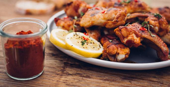 Las alitas son un clásico para comer mientras se ven deportes Alitas de pollo con especias, un snack fácil para ver fútbol.