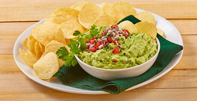 Dip de aguacate con papas, un snack fácil para compartir. Dip de aguacate con papas, un snack fácil para compartir.