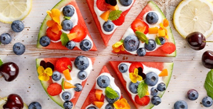 Pizza de frutas con una sandía como base, un snack fácil y rico. Pizza de frutas con una sandía como base, un snack fácil y rico.