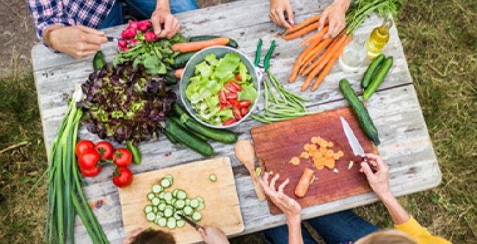 Los tipos de corte se usan con frecuencia en verduras para darle variedad visual a los platos. Familia partiendo verduras con diferentes tipos de corte para preparar una ensalada.