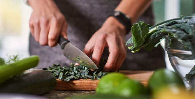 Chiffonade es un tipo de corte que se hace en verduras de hojas verdes y hierbas. Chiffonade es un tipo de corte que se hace en verduras de hojas verdes y hierbas.