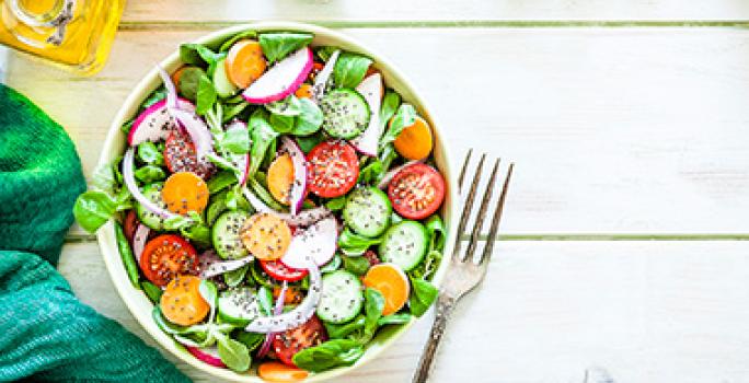 Los tipos de corte, como las rodajas, se pueden usar para decorar. Ensalada con rodajas de tomate, zanahoria y pepino, un tipo de corte muy común.