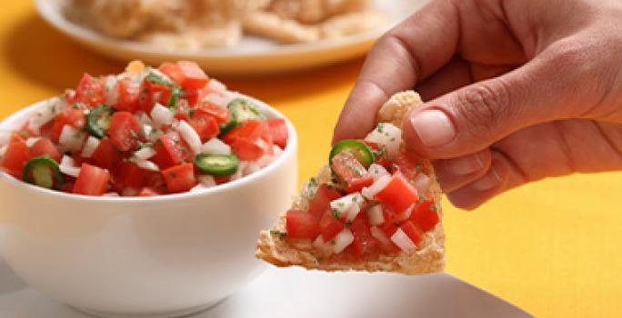 Cebolla blanca cruda con tomate en receta de pico de gallo Cebolla blanca cruda con tomate en receta de pico de gallo