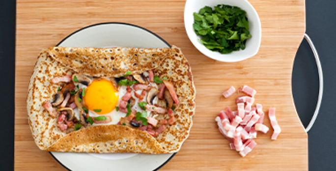 El uso de tortillas y cebolla es común en los desayunos con huevo. Huevo frito en tortilla, con cebolla y perejil.